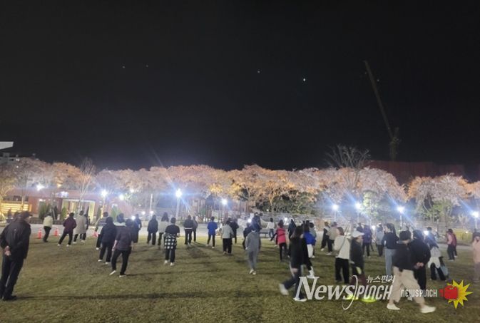 “퇴근 후 공원에서 힐링해요” 고성군 별빛체조