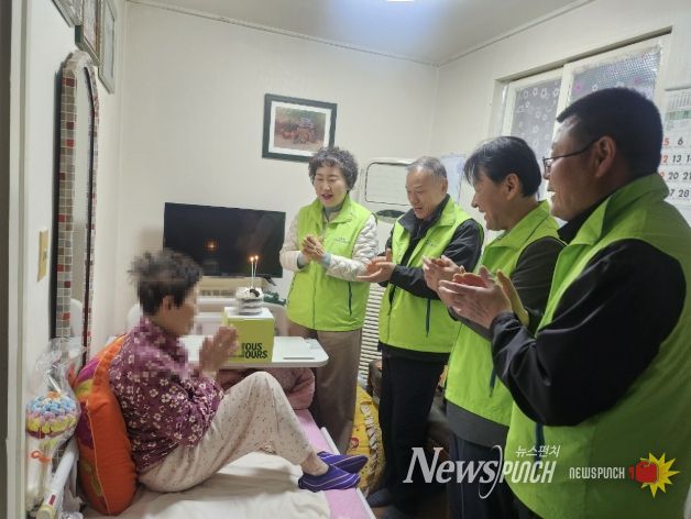 인창동 지역사회보장협의체 위원들이 생신을 맞은 어르신 가정을 방문해 축하하고 있다.