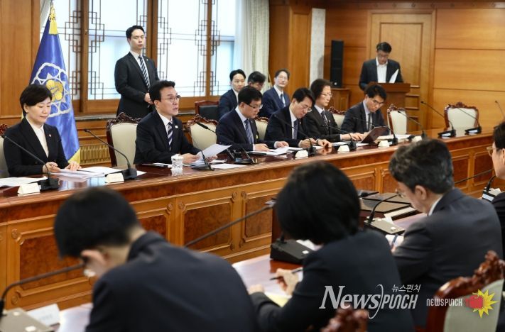 김민석 국무총리가 8일 세종대로 정부서울청사에서 열린 비상경제본부회의를 주재하고 있다.
