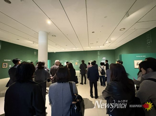 《FACE : 문인 - 시대를 담은 얼굴들》 전시장 관람 사진