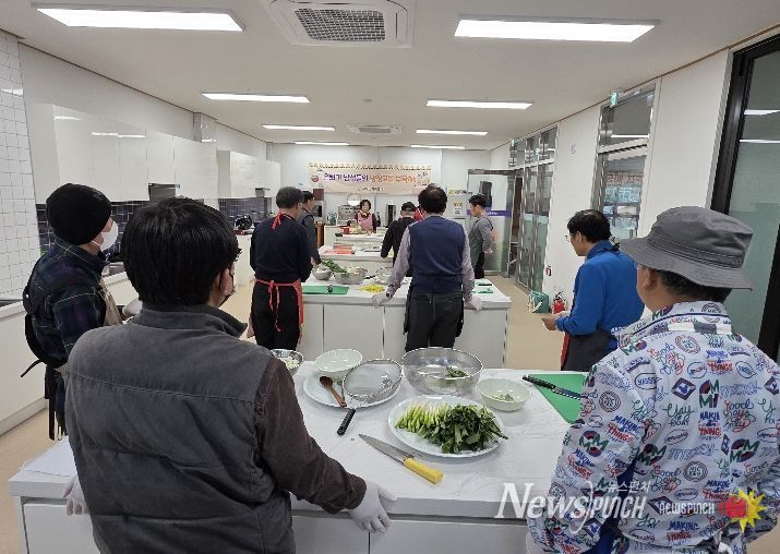 고성군가족센터, 은퇴기 남성 요리교실「은퇴기 남성들의 냉장고를 부탁해!」실시