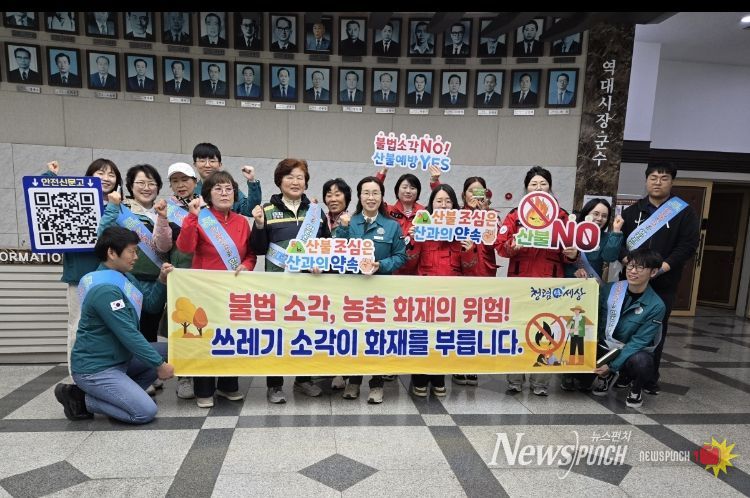 시청 대강당에서 노인대학 수강생과 시민들을 대상으로 캠페인을 실시한 후, 참여 기관 관계자들이 기념 촬영을 하고 있다.