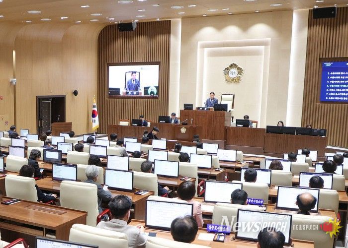 수원특례시의회가 8일 본회의장에서 제400회 임시회 제2차 본회의를 열고 조례안 등 안건을 심의·의결하고 있다