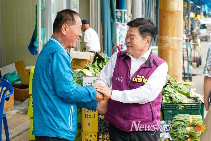 청량리농수산물시장을 방문한 이필형 동대문구청장이 상인을 격려하고 있다
