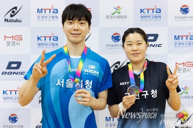 김예능(좌) 선수와 이다솜(우) 선수가 혼합복식 2위 입상 후 기념 촬영을 하고 있다
