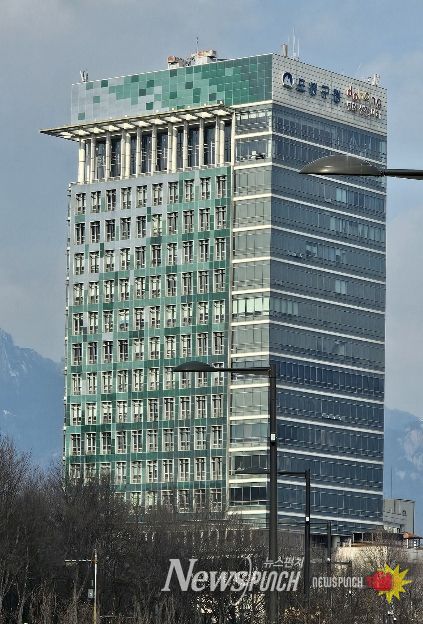 도봉구청사 외벽에 설치된 건물일체형 태양광(BIPV)