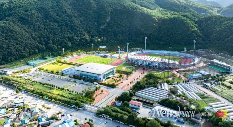 정선군, 전천후 테니스장 시설 개선 사업 추진 ‘전지훈련·대회 유치 기반 강화’_정선종합경기장 전경