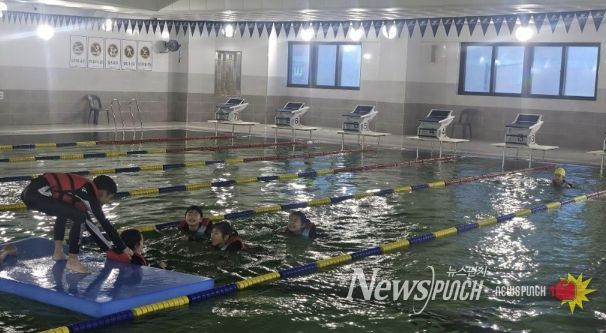 프로그램 참여 아동들이 구명조끼와 대형매트를 이용해 부력체험을 하고 있다.