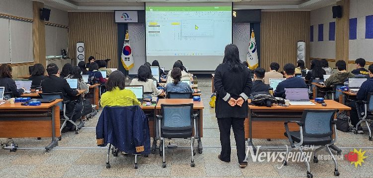 대전 대덕구가 8~9일 직원들의 디지털 행정 역량 강화를 위해 한글·엑셀·AI를 연계한 직무교육을 추진했다. 사진은 구청 대회의실에서 직원들이 교육을 듣고 있다.