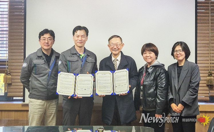 안광호 한솔제지 대전공장 공장장(사진 왼쪽 두 번째)과 유제춘 대덕구정신건강복지센터 센터장(사진 왼쪽 세 번째) 및 관계자들이 근로자 건강증진 및 심리 지원을 위해 업무협약을 체결한 후 기념 촬영을 하고 있다.