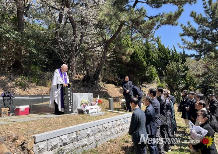 추모식 중 목례