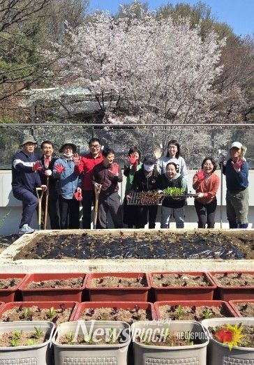 광명시 광명5동 지역사회보장협의체는 지난 8일 ‘너부대 옥상 텃밭’에서 위원과 동 직원 10여 명이 참여한 가운데 상추와 고추 모종을 심었다.