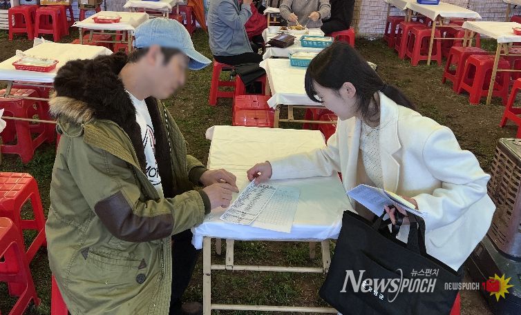 1. 위생관리 전담반이 식품접객업소 특별 위생점검을 실시하고 있다.