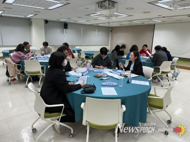 자원봉사센터 실무자와 학급 담임들이 9일 강북교육지원청에서 협의회를 열고 봉사 활동 운영 방안에 대해 논의하고 있다.