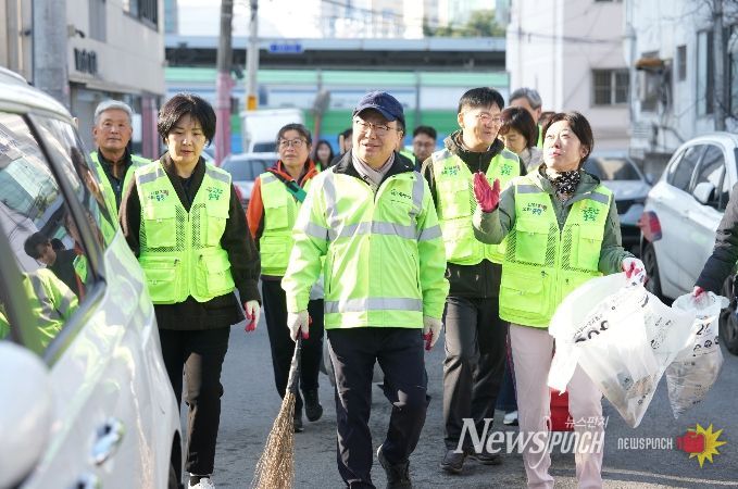 주민들과 함께 골목을 청소하는 류경기 중랑구청장의 모습