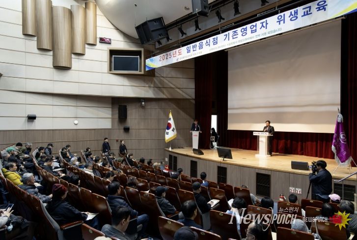 2025년 일반음식점 기존영업자 위생교육에서 인사하는 박강수 마포구청장