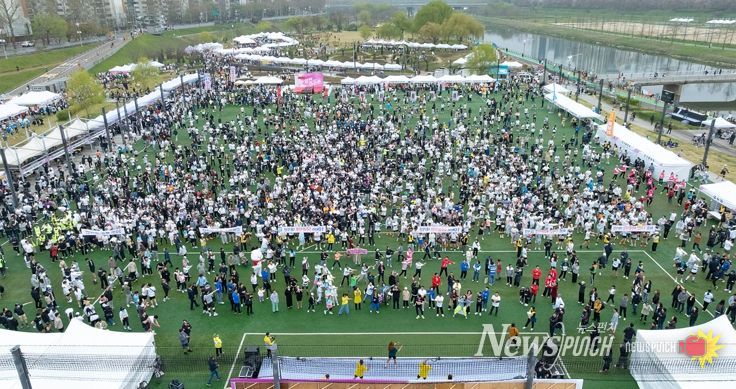 ‘제15회 양천마라톤 대회 #벚꽃런’ 참여를 위해 해마루축구장에 모인 참가자들