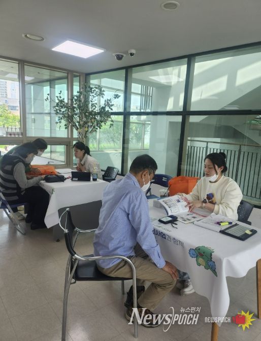 보건소에서 건강관리 상담 중인 모습