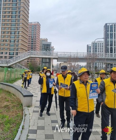 파주시 운정6동 실버경찰대봉사단, 에너지 절약 실천을 위한 거리 홍보 전개