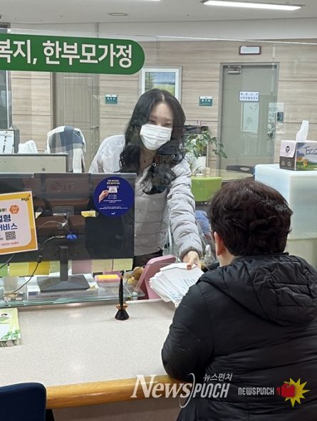 파주시 금촌3동, 비상경제 대응 속 취약계층 종량제봉투 무상지급 차질 없이 추진