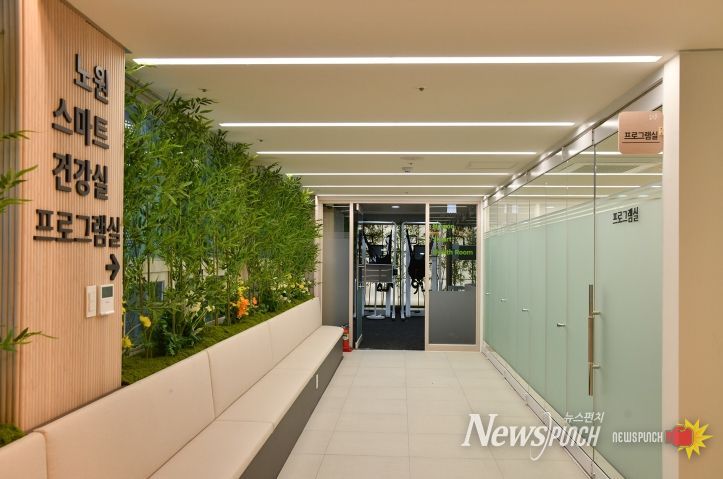 중계어르신센터 2층 복도(스마트 건강실, 프로그램실 입구)