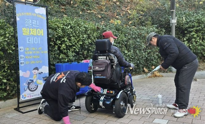 마포보장구수리센터를 운영하며 이동 보장구를 점검·수리하고 있다.