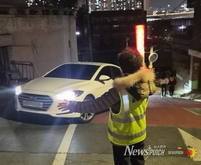 응봉산 골목지킴이의 교통 계도 활동 모습