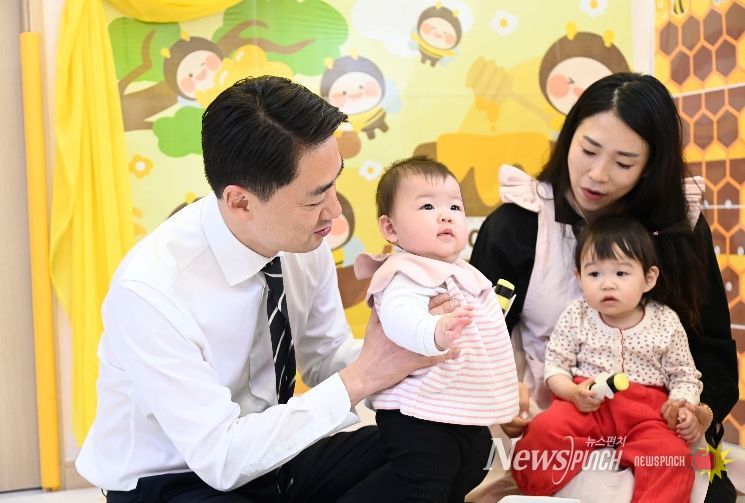 2026년 4월 13일_달성군 대구 최초 0세·장애아 '1대 2 밀착 돌봄' (4월 13일 최재훈 달성군수가 옥포읍 강림어린이집을 찾아 '0세반 및 장애아반 교사 대 아동 비율 개선 사업' 현황을 살피고 아이들과 소통하고 있다.).