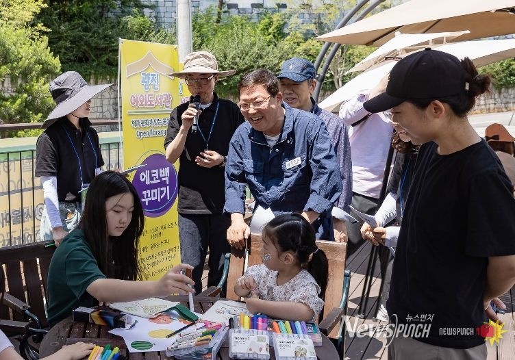 광진 야외도서관 행사에 참석한 김경호 광진구청장