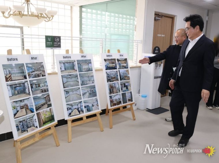 박일하 동작구청장이 지난 3월 31일, 약수도서관 재개관을 앞두고 시설을 방문해 리모델링 전후 사진을 확인하고 있다.