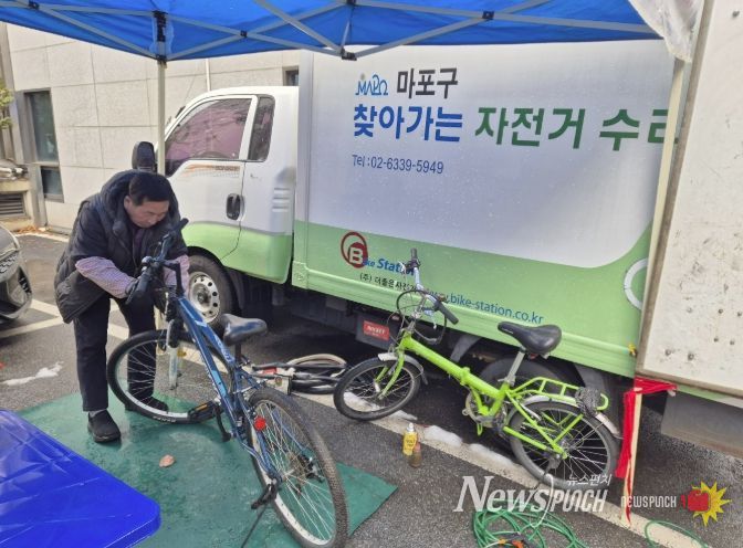 마포구 ‘찾아가는 자전거 수리센터’에서 자전거를 수리하고 있다.