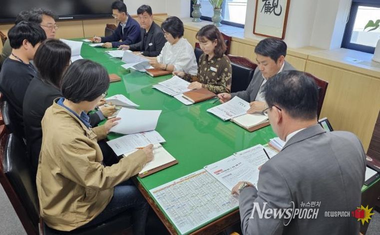 충남 계룡시는 13일 부시장 주재로 비상경제대응 TF운영회의를 개최했다.