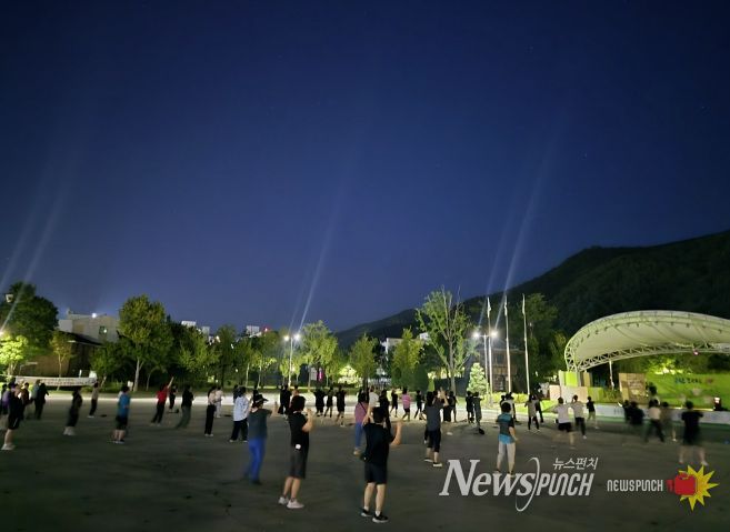홍천군, 주민과 함께하는 야외 건강 체조 프로그램 '7시에 만나요, 오늘도 체조하 숲!' 운영