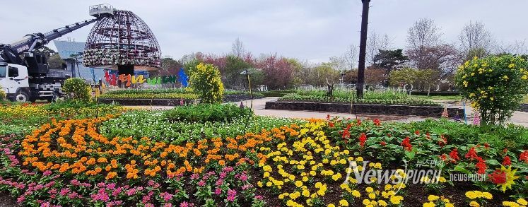 함평엑스포공원 대형 꽃탑 설치 모습