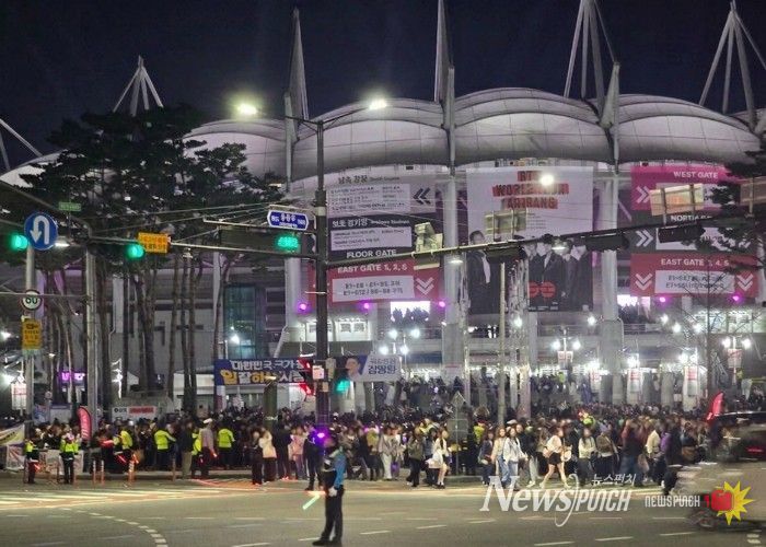 ‘BTS 월드투어 아리랑 인 고양‘ 종료 후 관객들이 순차적으로 퇴장하고 있다.