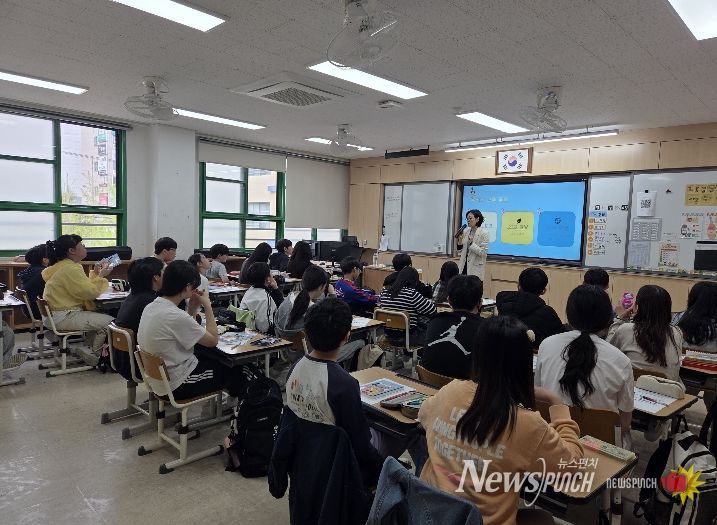 용연초 6학년 학생들이 14일 울주도서관이 주관하는 '청소년진로독서 프로그램' 수업을 듣고있다.