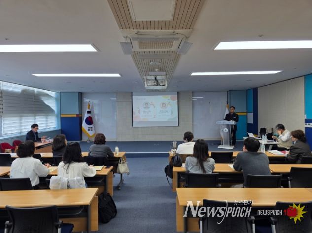 울산 지역 중고등학교 교사들이 14일 울산교육청 다산홀에서 '수업 관계 성장 지원' 연수를 듣고있다.