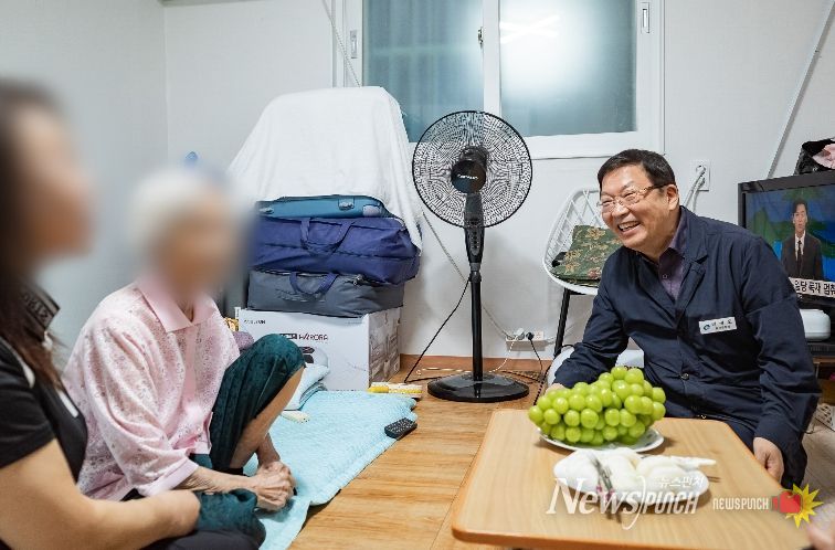 어르신 가구를 방문해 의견을 청취하고 있는 김경호 광진구청장