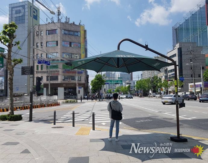 무더위 그늘막이 설치되어 있는 모습