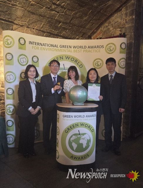 서울 서초구 관계자들이 현지시각 13일 영국 웨일스 카디프에서 열린 그린월드어워즈(Green World Awards)에서 혁신 분야 은상을 수상하고 기념 촬영하고 있다.