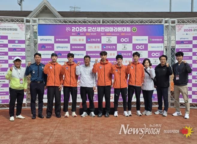 군산시청직장운동경기부가출전한새만금마라톤대회(좌측부터서채원 육상팀 감독 군산경찰서장 이용일 선수 김한별선수 김영민 군산시부시장 김호연선수 김종현선수 최중민선수 김문숙 문화관광국장 고철영 체육진흥과장 김광섭 육상팀 코치)