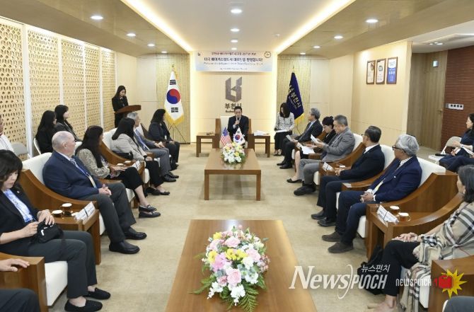 남동경 권한대행이 베이커스필드시 대표단에게 인사말을 전하고 있다.