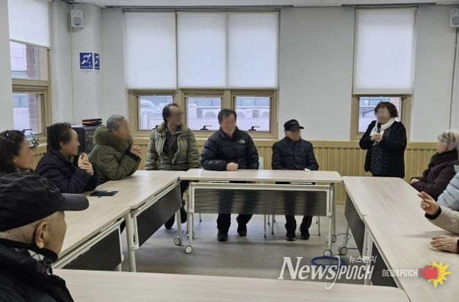 시민들이 부천시장애인회관에 설치된 텔레코일존을 이용하고 있다.