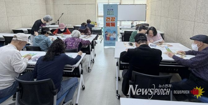 수원시 영통구 광교2동 '건강톡톡!', 당뇨병 교육·컬러매칭 게임으로 고독사 예방 앞장