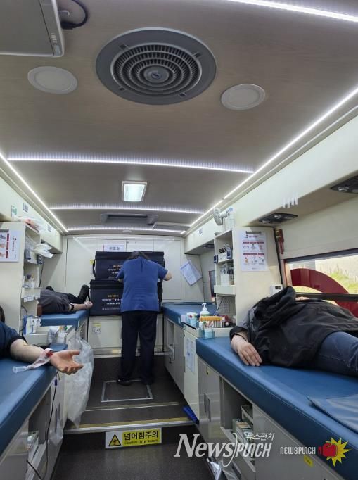 충남교육청 교직원이 헌혈에 참여하고 있는사진