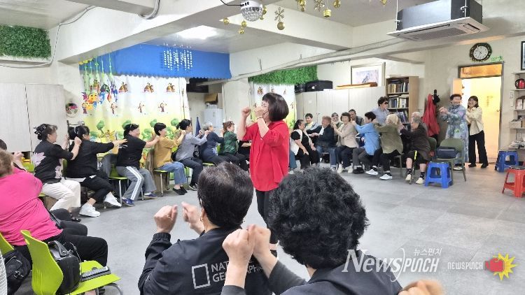 광산구가 운영하고 있는 고려인마을 찾아가는 건강교실에서 고려인마을 주민들이 서로의 어깨를 두드리고 있다.