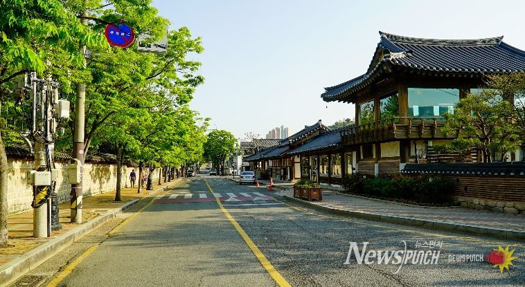 쾌적한 숙박 환경 조성을 위해 2차 새 단장 중인 김해한옥체험관 전경.